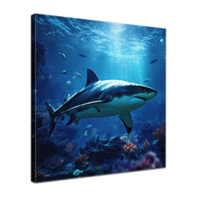Erwecke Deine Wände zum Leben mit Illuminated Shark als einzigartige Limited Edition. Deine Limited Edition ist auf eine Baumwoll-Leinwand von 360 g/m² mit seidenglänzender Oberfläche gedruckt. Gespannt wird sie auf einen 2 cm tiefen Keilrahmen und so kommt [Motivname] in jedem deiner Räume zur Geltung. Mit ökologischen, wasserbasierten Farben bedruckt, die vollständig abbaubar sind, und UV-echten Farben, verspricht es dir für mindestens 75 Jahre lebendige Freude.